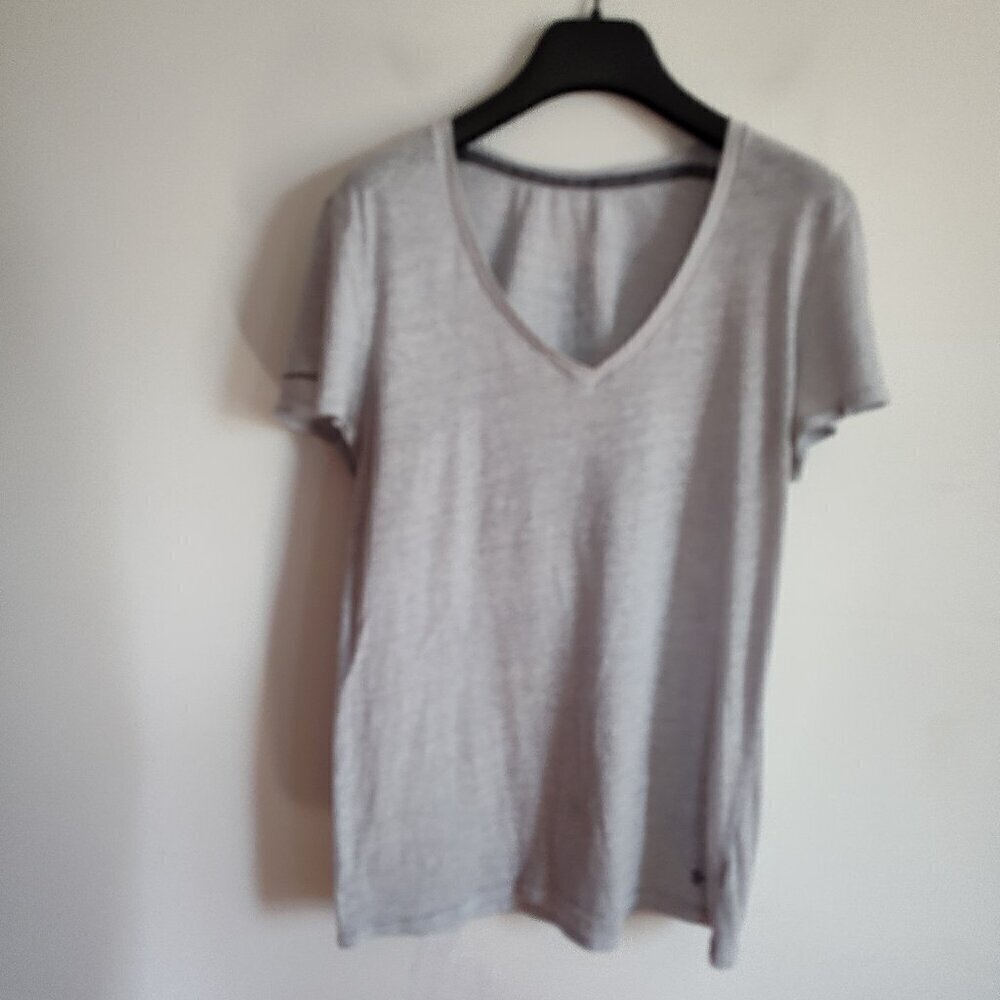 Ladies SZ M Under Armour Grey T-Shirt